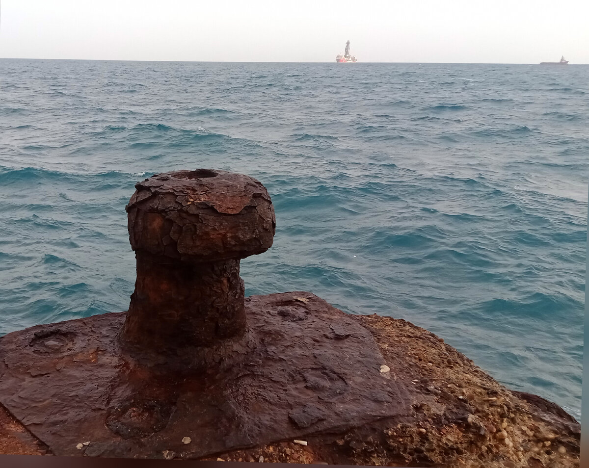 Просто старый кнехт. Когда-то давно к нему швартовались суда. Интересно, сколько ему лет? Фото автора.