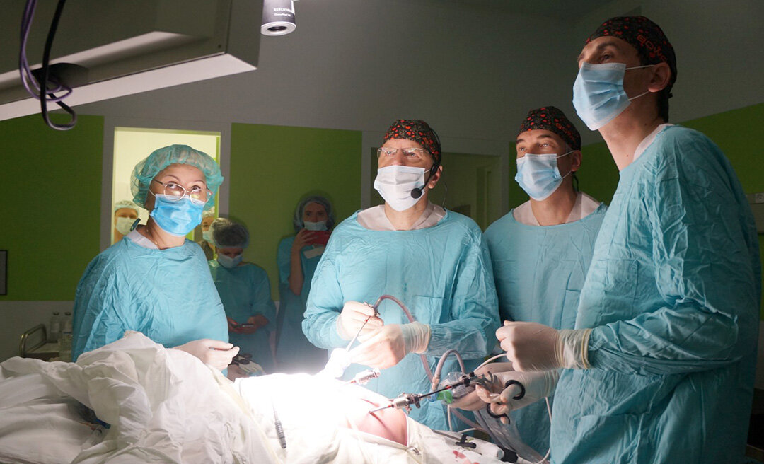 Приехавшие в Ноябрьск специалисты проводили операцию по удалению кисты печени лапароскопическим способом. Такая методика позволяет пациенту встать на ноги уже на следующий день. 