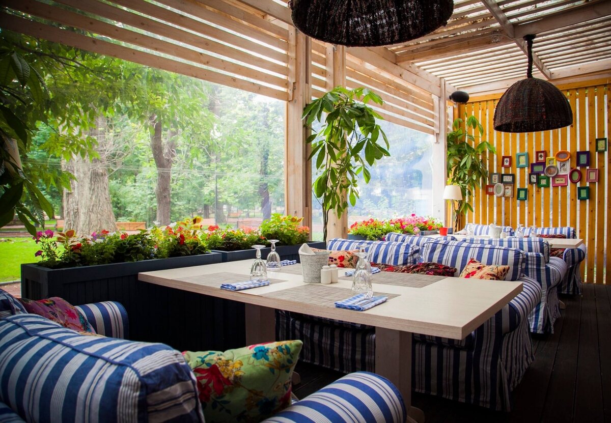 Кафе в парке на веранде.
