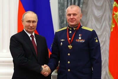    Президент РФ Владимир Путин и инструктор-космонавт-испытатель, заместитель командира отряда космонавтов Центра подготовки космонавтов имени Ю.А. Гагарина Олег Новицкий (справа), награжденный орденом "За заслуги перед Отечеством" III степени, на церемонии вручения государственных наград в области культуры, космонавтики, образования, а также ряда других сфер. ©Вячеслав Прокофьев РИА Новости