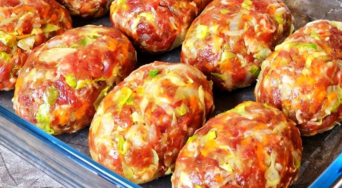 Очень давно я не готовлю котлеты привычным способом , добавляя хлеб или картофель в фарш к примеру . 

Сейчас мои котлеты - это ленивые голубцы , почему я выбрала именно этот вариант , блюдо получается очень нежным и сочным, а так же овощами в фарше я «добираю» норму овощей в дневном рационе . 