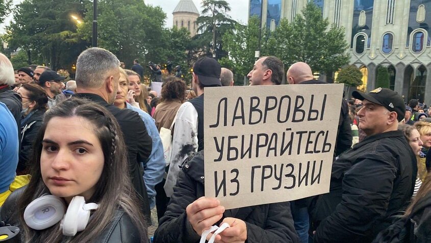 Оппозиция негодует и требует от родственников С.Лаврова покинуть Грузию