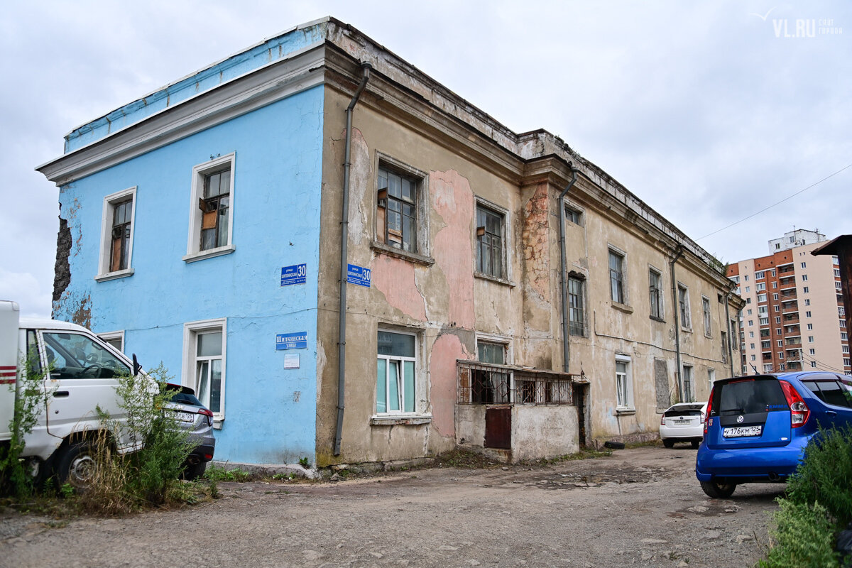 Примерно в таком доме и в двух шагах от него  находился детский сад, где происходили вышеизложенные события, только выглядел немного посимпатичней.