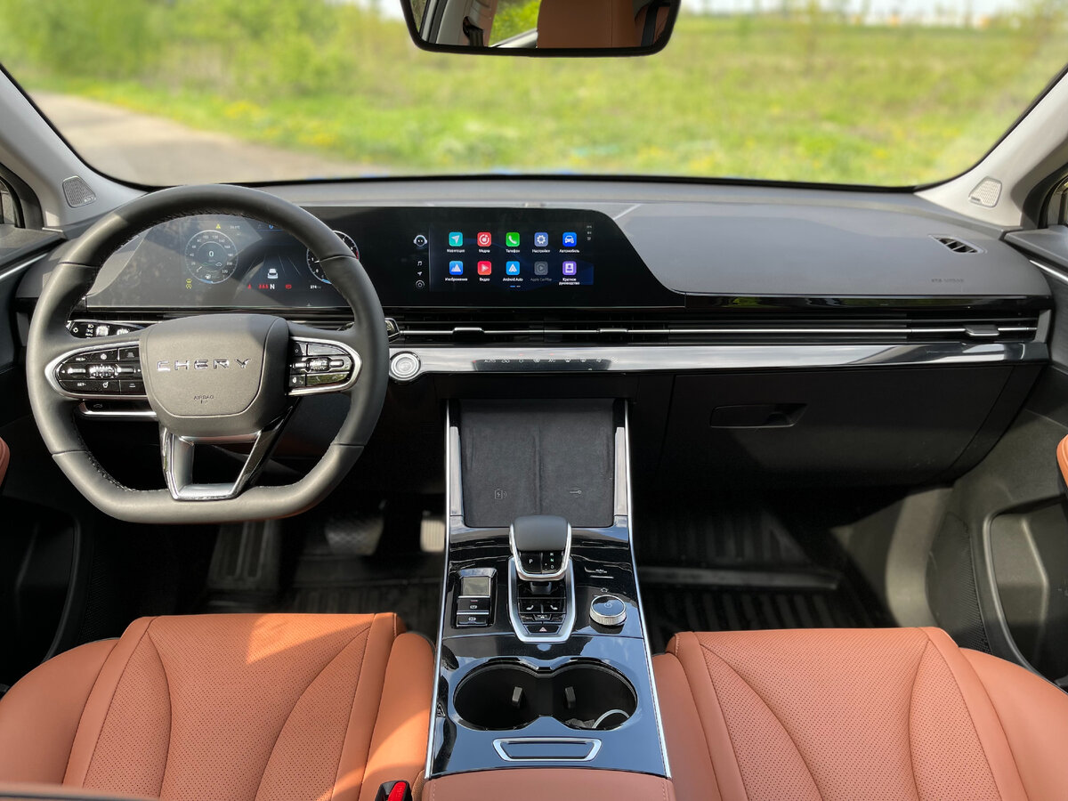 OMODA C5 AWD так же, как и переднеприводная версия, получил два высококонтрастных 10-дюмовых дисплея. В передней салона есть две удобных ниши для смартфонов, одна из которых оснащена беспроводной зарядкой 