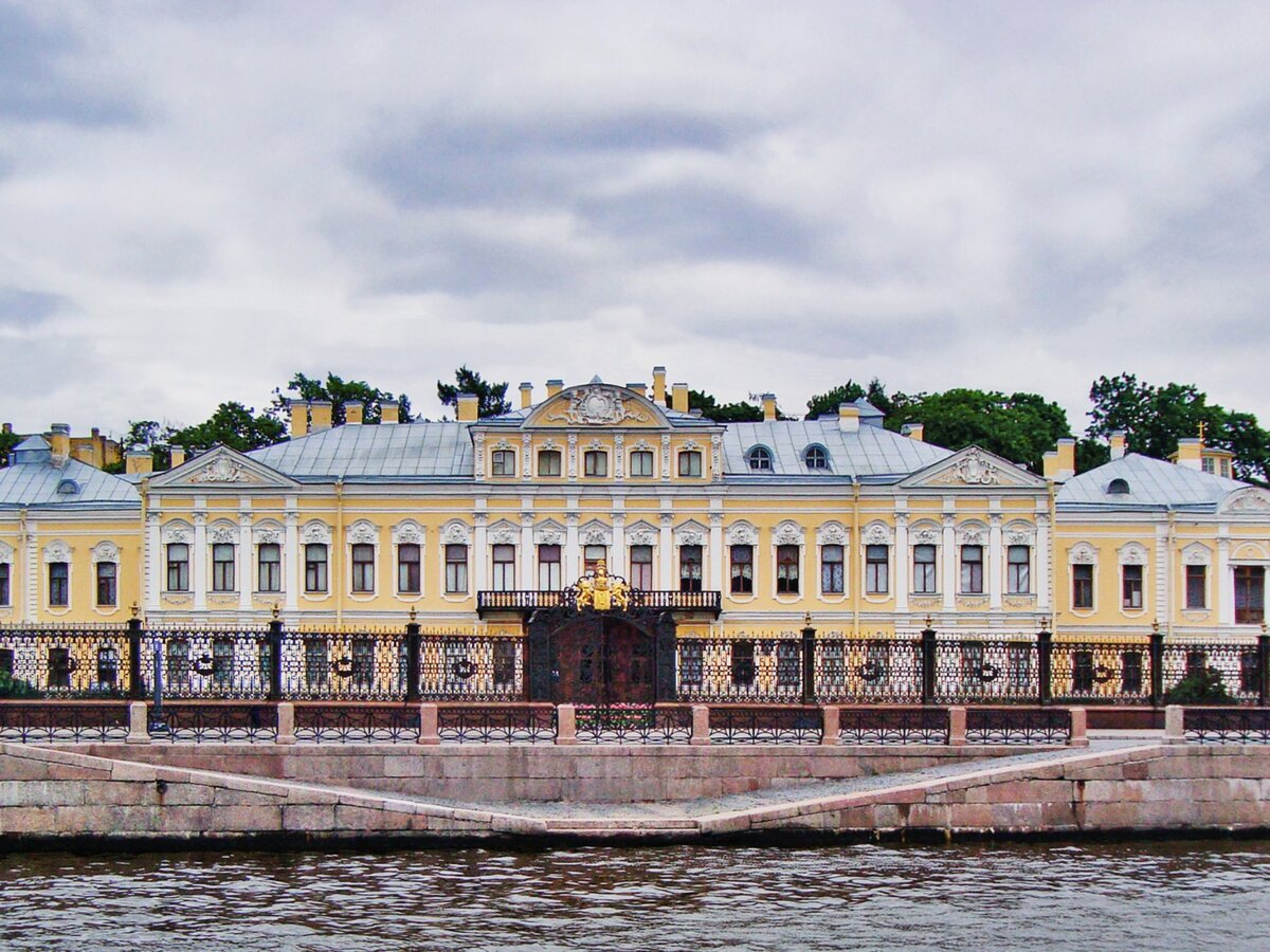 Знаменитый мост, призрак музея и тайная канцелярия: три питерских  достопримечательности на Фонтанке | Лабиринт | Дзен