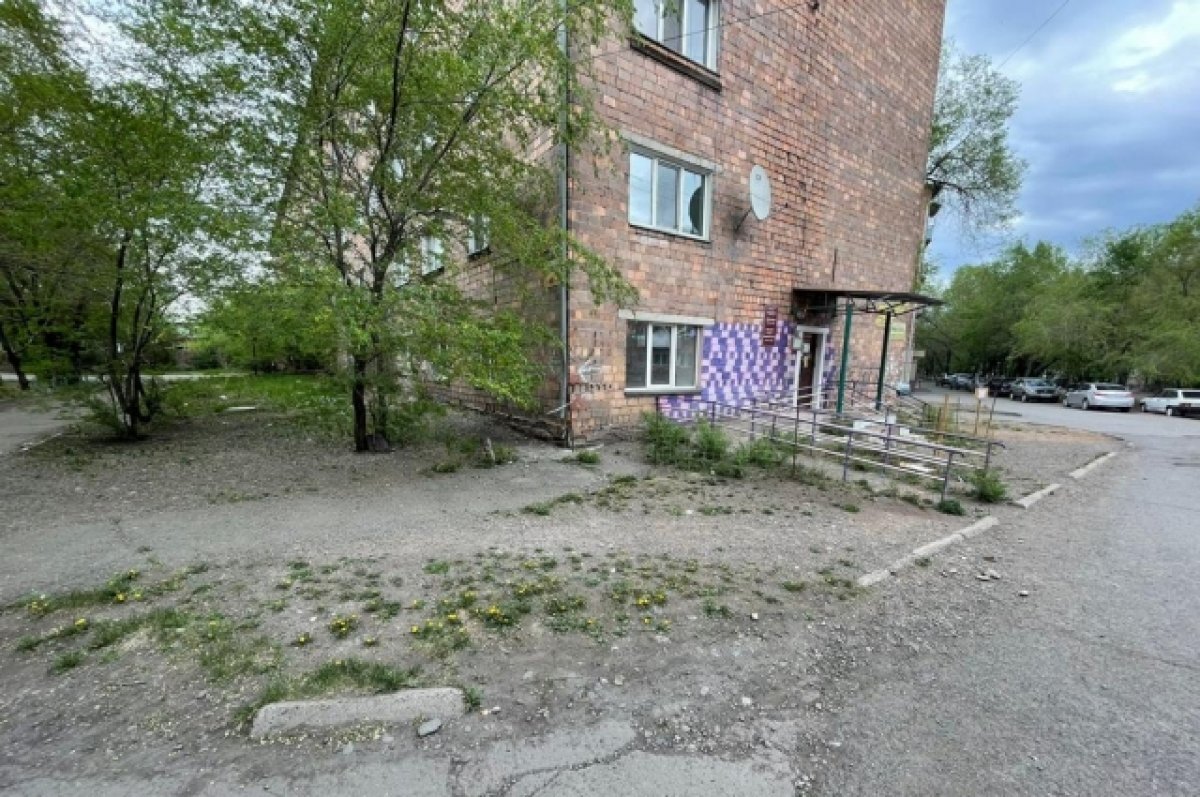    Кроме трещин на фасаде дома и обвалившихся кирпичей, крен наклона аварийного здания - 30 см.