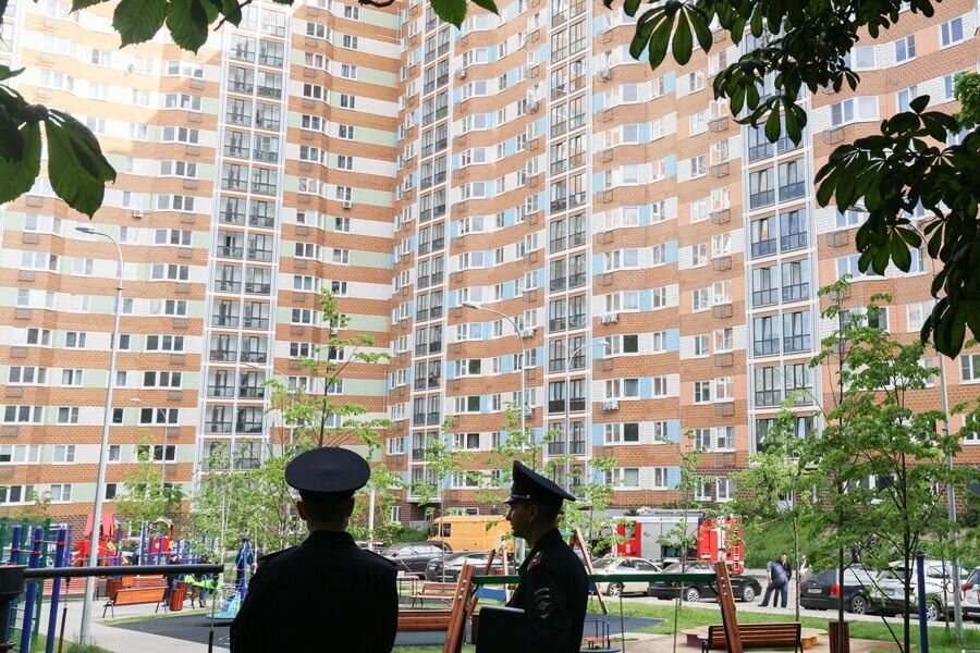    Сотрудники полиции у многоэтажного жилого дома №98, корпус 6 на улице Профсоюзная, который был атакован беспилотным летательным аппаратом © Александр Щербак/ТАСС