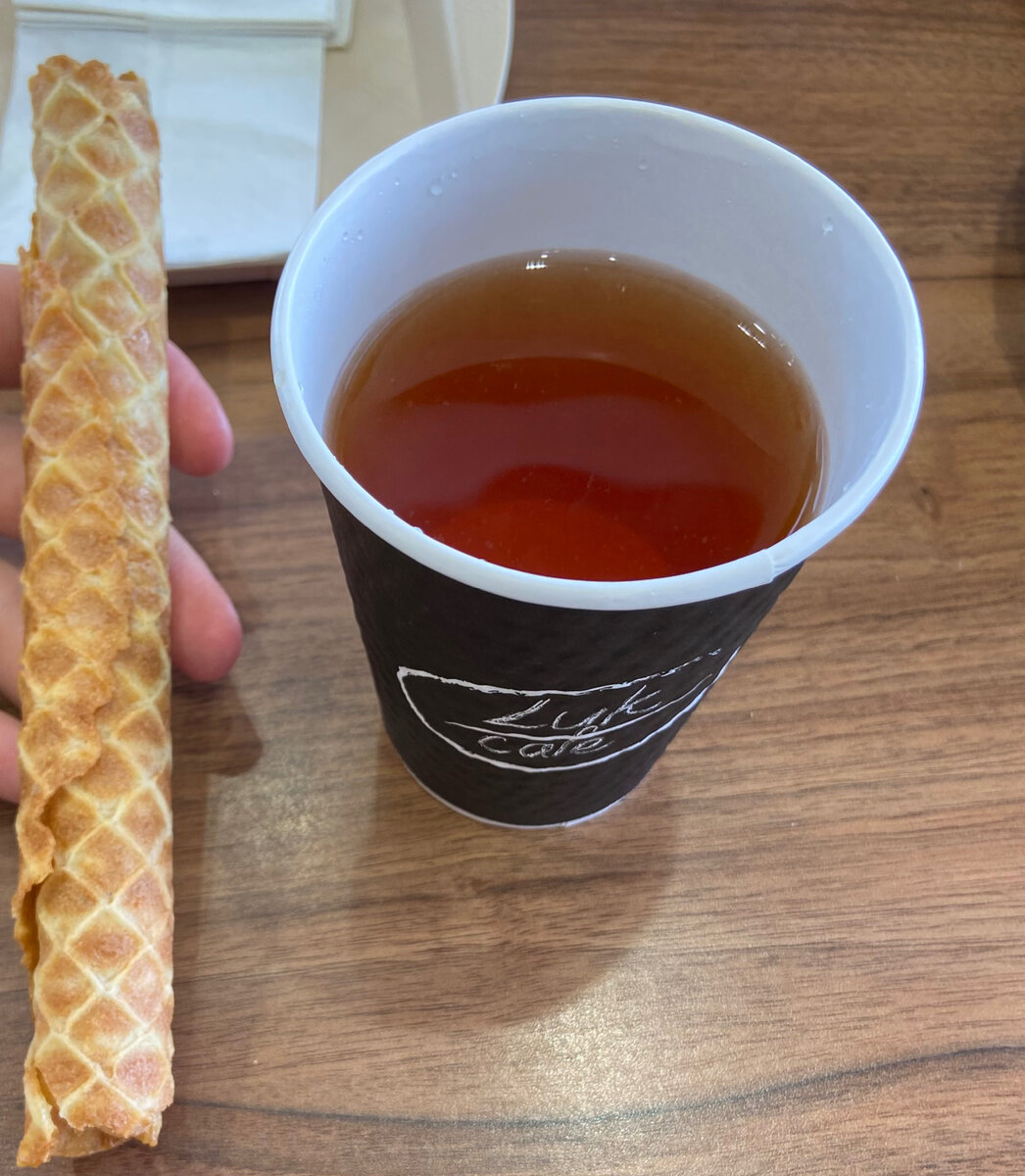 Трубочка со сгущенкой 90 руб. Всеми любимые трубочки с детства, думал поймаю флешбеки, но тоже сухие, не первый день лежат, скорее всего привозят. Сгущенка не самая плохая, песка нет, тоже сойдет для перекуса , тем более с чаем. Чай «эрл грей» хороший, из пакетика. Оценка 3 из 5