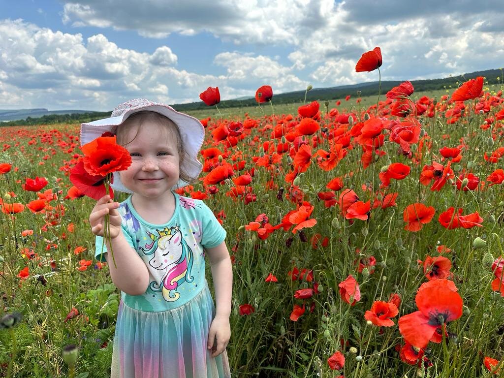 Младшая в маках