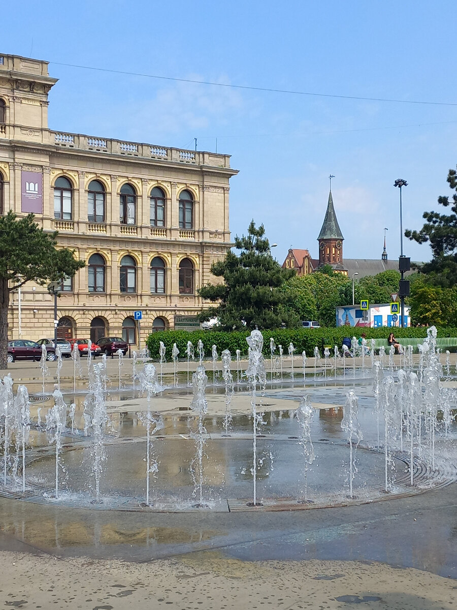 Фонтаны у здания биржи (Музея изобразительных искусств).