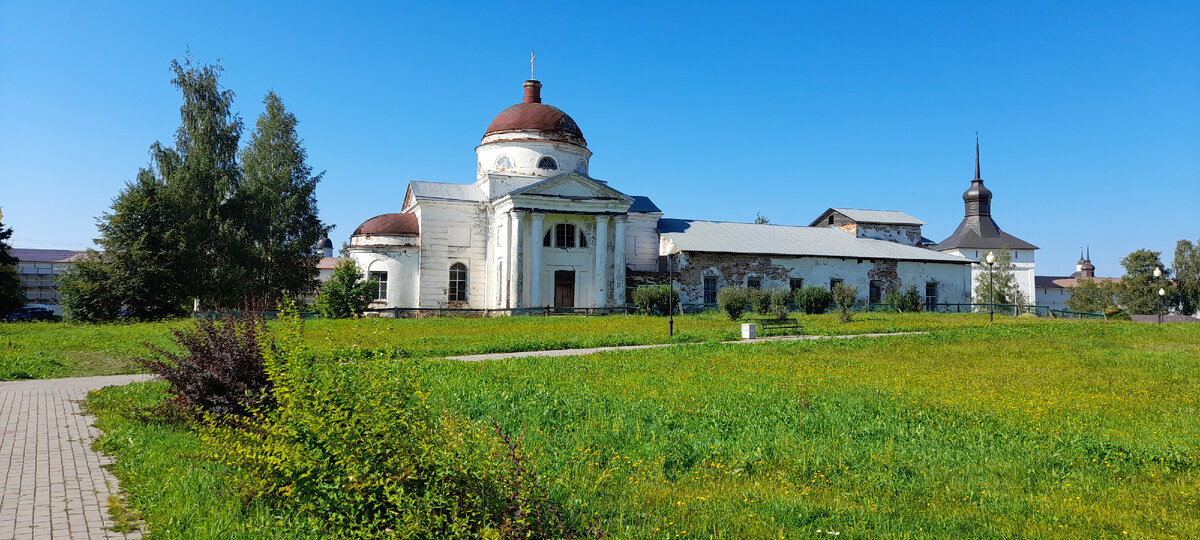 В прошлом году мне посчастливилось посетить город Кириллов и Кирилло-Белозерский монастырь, в этом году - город Белозерск.-2