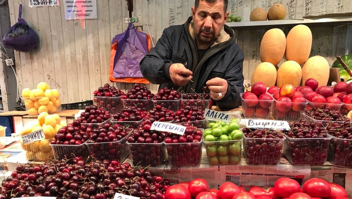     Вслед за клубникой в Москве открыли сезон черешни и абрикосов. Пока что не на дачах, а в магазинах. Но кто мешает приблизить вкус лета? Где в столице самые выгодные предложения и что стоит знать покупателям при выборе, а также три рецепта самых вкусных блюд из черешни — читайте в репортаже «НИ».