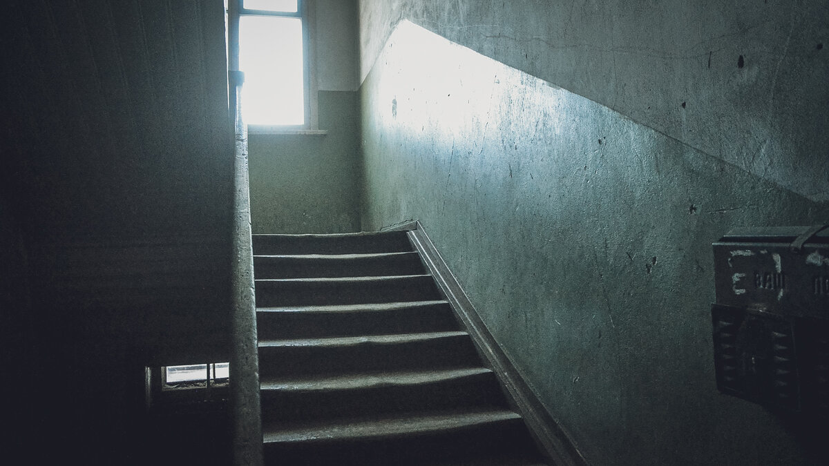     Сточные воды заполонили один из подъездов дома так, что жильцам дома пришлось проявить находчивость.