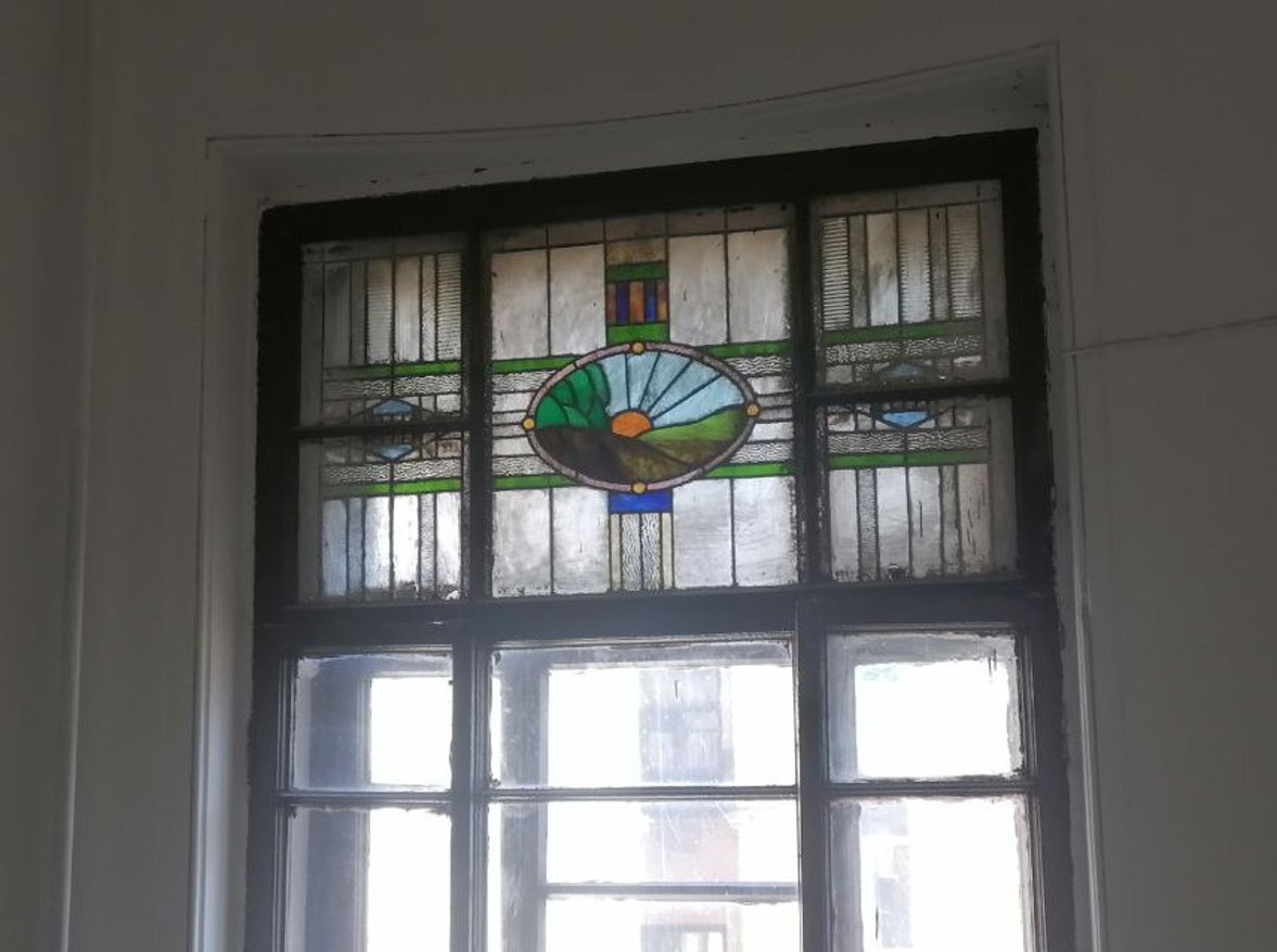 Единственный из как минимум четырёх сохранившийся витраж в доме 5 по Введенской улице. Фото: MR7