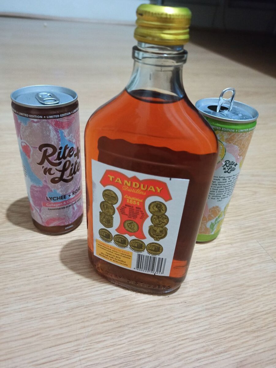 Местный специалитет - ром тандуай - уж очень суровый. Мы купили его только один раз, но в качестве сувенира прикольно - листайте галерею