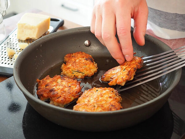 Рубленые куриные котлеты – очень красивый и простой способ устроить семейный ужин. Все, что вам нужно, это острый нож, хорошее мясо и горсть овощей.-4