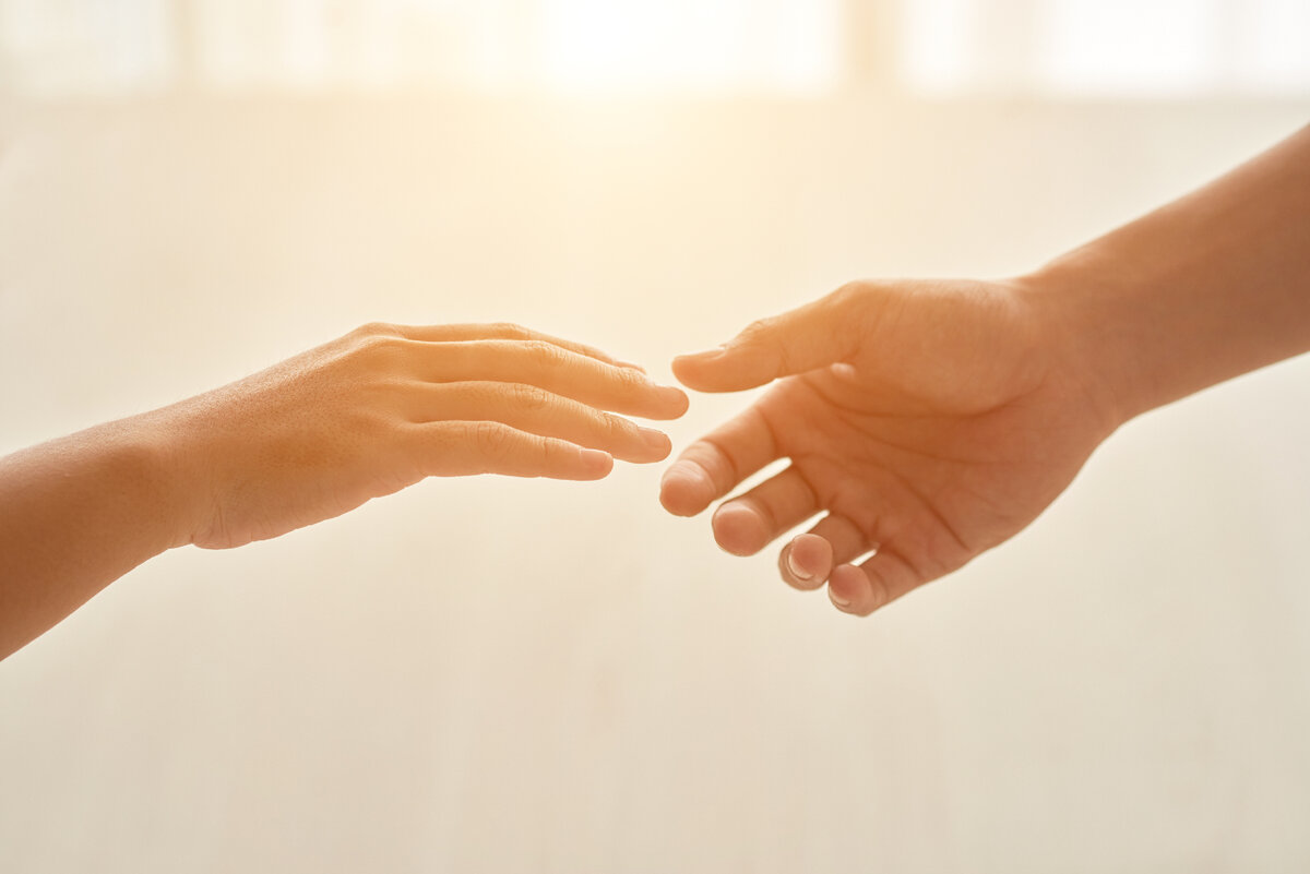 Источник фото: https://ru.freepik.com/free-photo/love-concept-represented-by-hands-extended-to-each-other_5698760.htm#query=%D0%BF%D0%BE%D0%BC%D0%BE%D1%89%D1%8C&position=0&from_view=search&track=sph