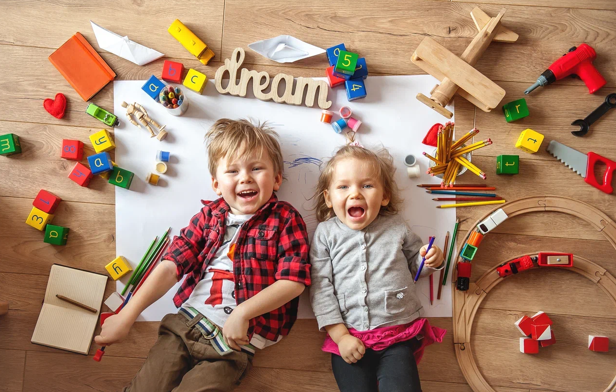 малыши одеваются в детском саду. домашний детский сад. расписание дня школьника. дети одеваются в детском саду. развитый ребенок.