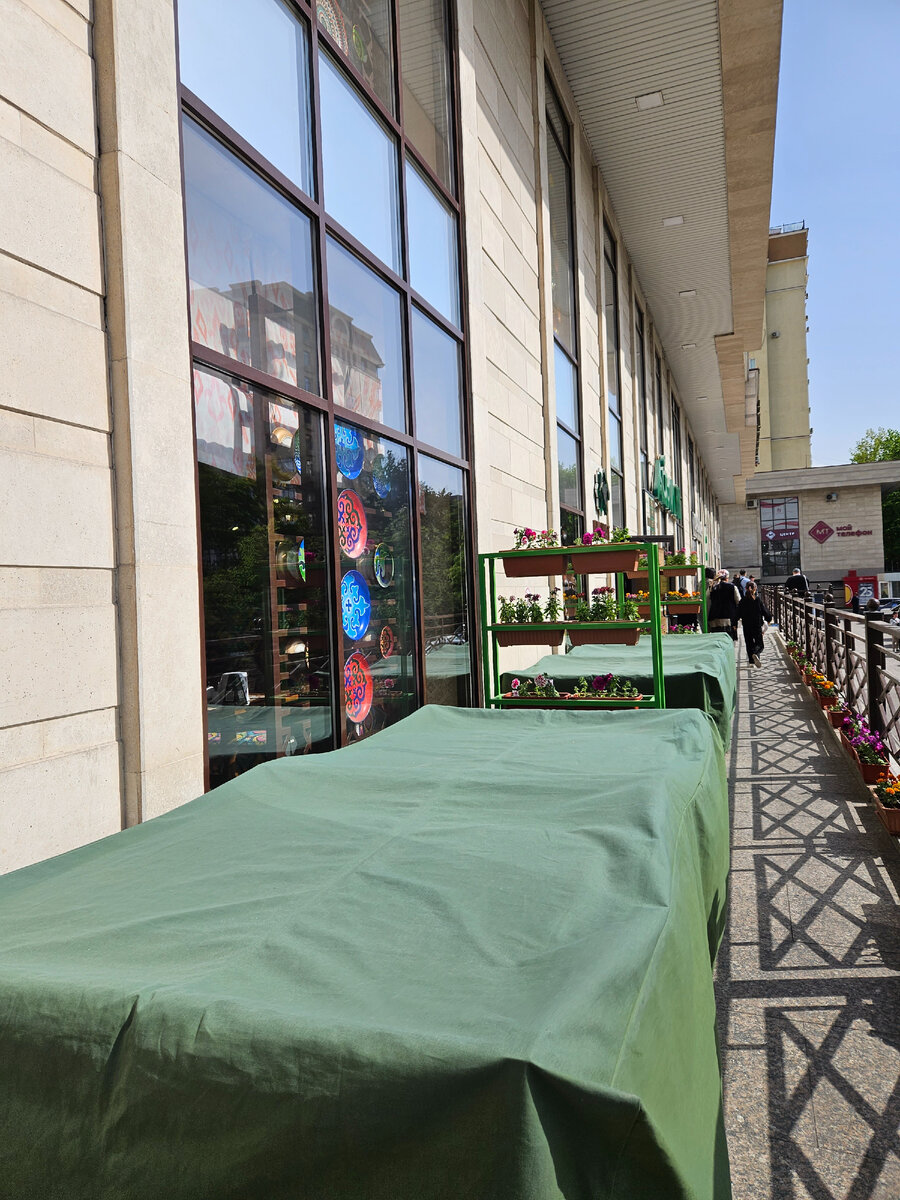 Я так полагаю, ещё не открытая летняя веранда