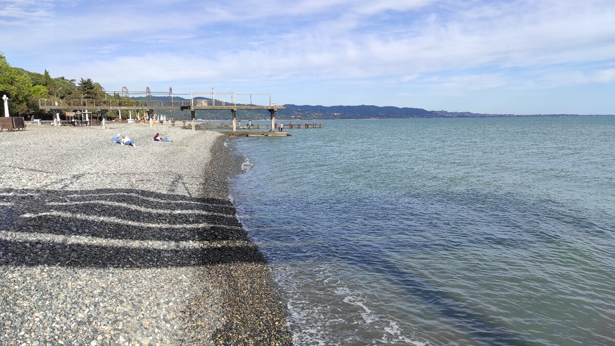 Пляж в Сухуме, Абхазия. Фото: Кирилл Полиенко/Polienko: путешествуем вдвоём