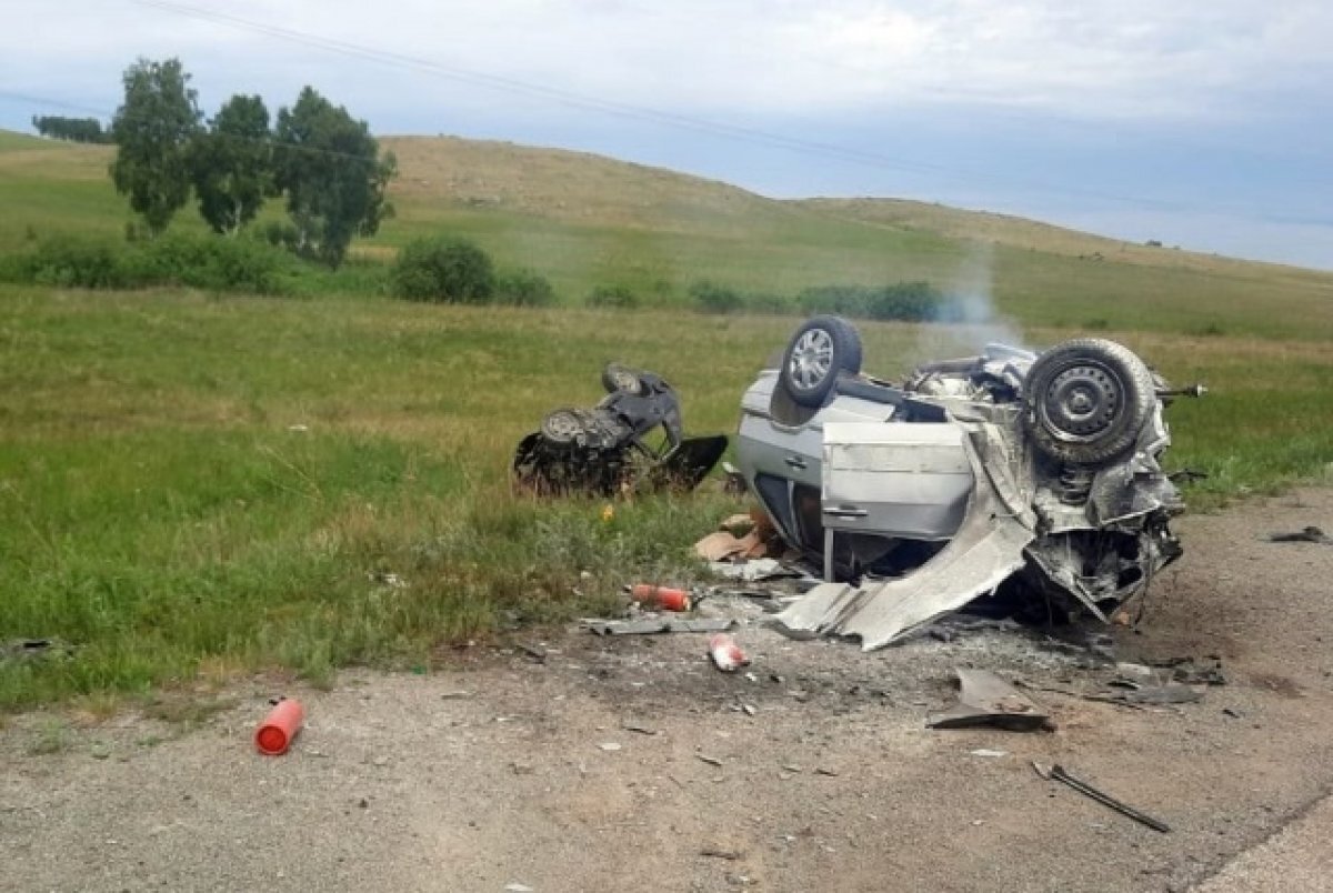    Шесть человек погибли в столкновении двух автомобилей в Челябинской области