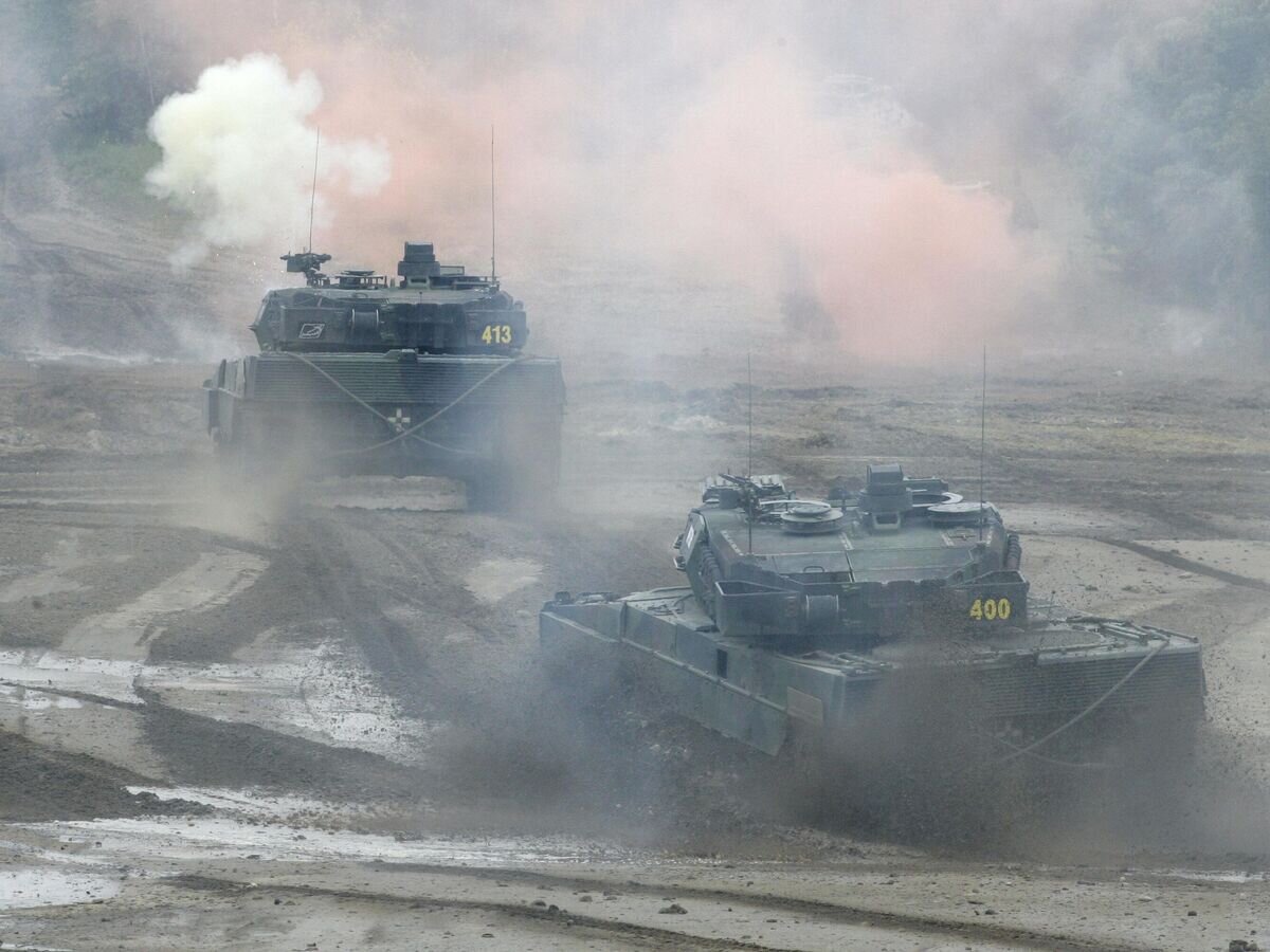    Немецкие танки Leopard 2 A6 на военном полигоне в Мюнстере© AP Photo / Joerg Sarbach