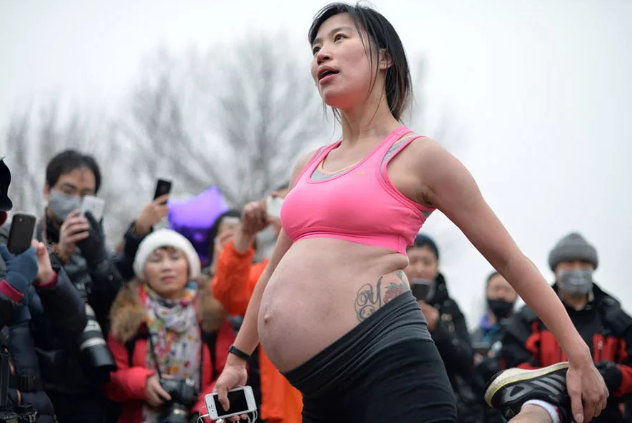 Китайский беременность. Беременная китаянка. Беременные женщины в Китае. Китайские девушки беременные. Беременная китайская девушка.