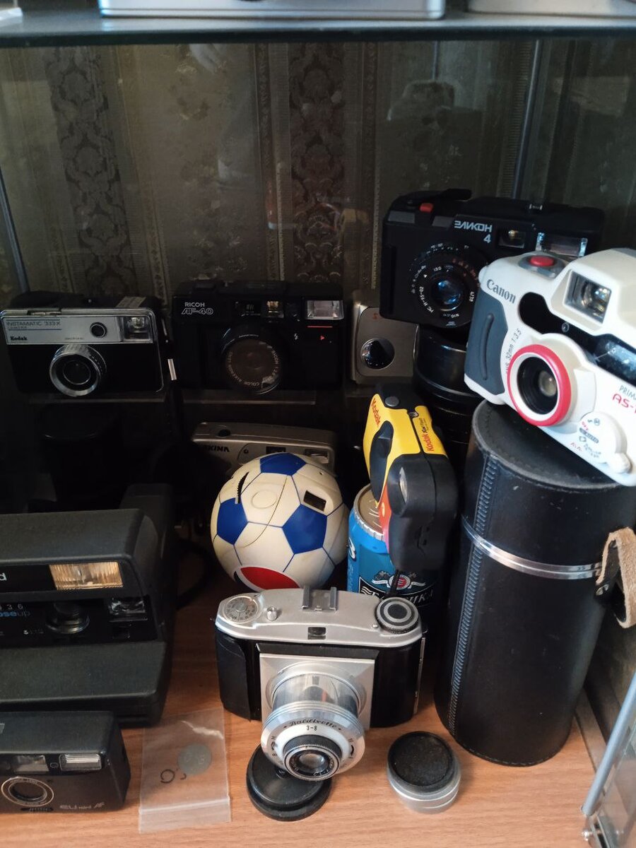 Полка с "казуальными" аппаратами - в форме пивной банки, футбольного мяча и для подводной съемки. Ну и часть простых фотиков.
