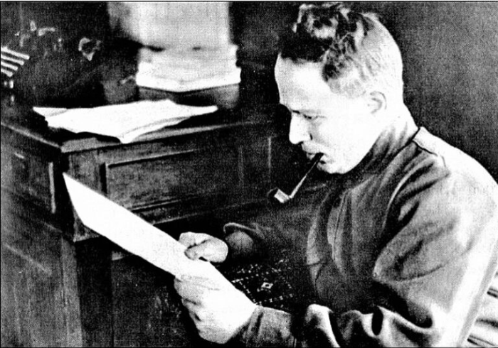 Шолохов в рабочем кабинете. 1931 год