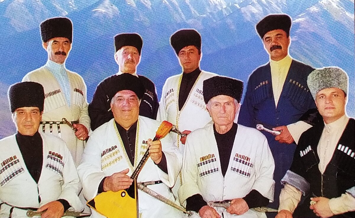 на фото нижний ряд, слева направо: Гетоев С., Гобаев А., Сабанов Х, Гобеев С., верхний ряд: Никоев М., Цакоев Г., Баев Ю., Казахов О.