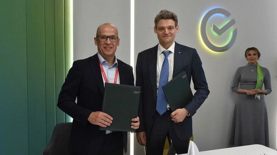     В Удмуртии скоро появится цифровой носитель, который объединит банковскую, социальную, транспортную и бонусную карты. Оформить новую карту смогут все желающие.