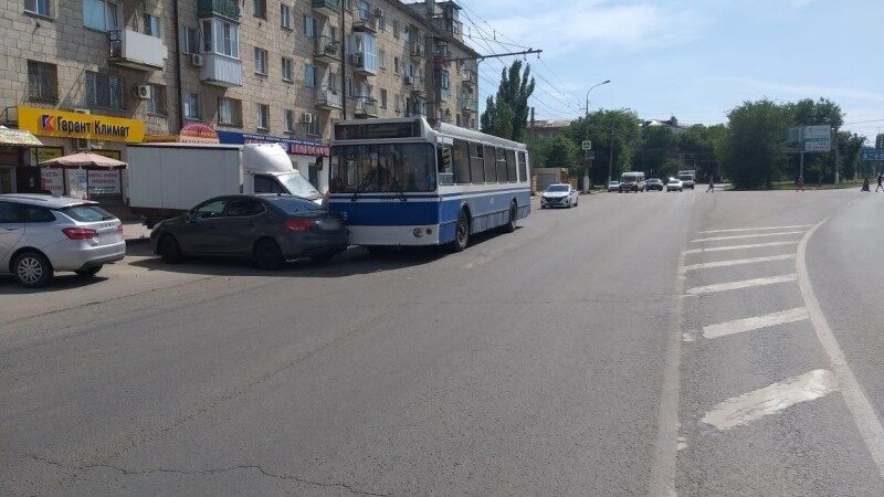    Водитель иномарки столкнулся с троллейбусом в Тракторозаводском районе Волгограда. В результате ДТП травмы получила пассажирка троллейбуса: ее госпитализировали в больницу.
