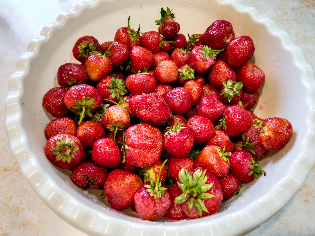 Клубника 🍓, замороженная со сгущённым молоком. Это очень вкусно! | Вкусные  встречи | Дзен