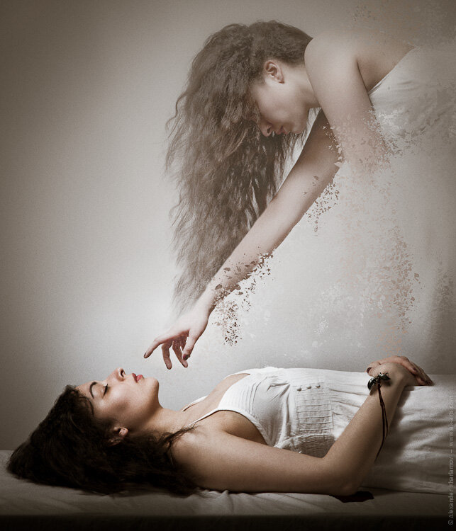 Я подросла и пошла в школу. Была маленькой, тихой и спокойной девочкой со средними способностями в учебных делах. Старалась учиться. Была всегда ударницей. Со всеми хорошо общалась, но прям чтобы «друзья-друзья», такого не было. Сложно было еще дружить, потому что далеко я жила, в отличии от других детей. Все после школы толпой шли вместе, всем по пути и только мне в другую сторону( одной по шоссе, а потом через лес. Да, да….одна через лес все 10 лет. Да, был у меня проездной, но в наш район так плохо ходили автобусы, что быстрее и правда пешком добежать. Было иногда страшно, но скорее скучно и одиноко( даже не с кем поделиться секретом, посмеяться или что-то придумать интересное. Поэтому из детства мне больше запоминались не дети, игры и праздники, а мои предчувствия и вещие сны….да, да….я до сих пор помню почти все свои детские сны и помню, что многие из них сбывались….помню, что они были реалистичные как на яву….помню все ощущения и чувства. А потом они просто сбывались….