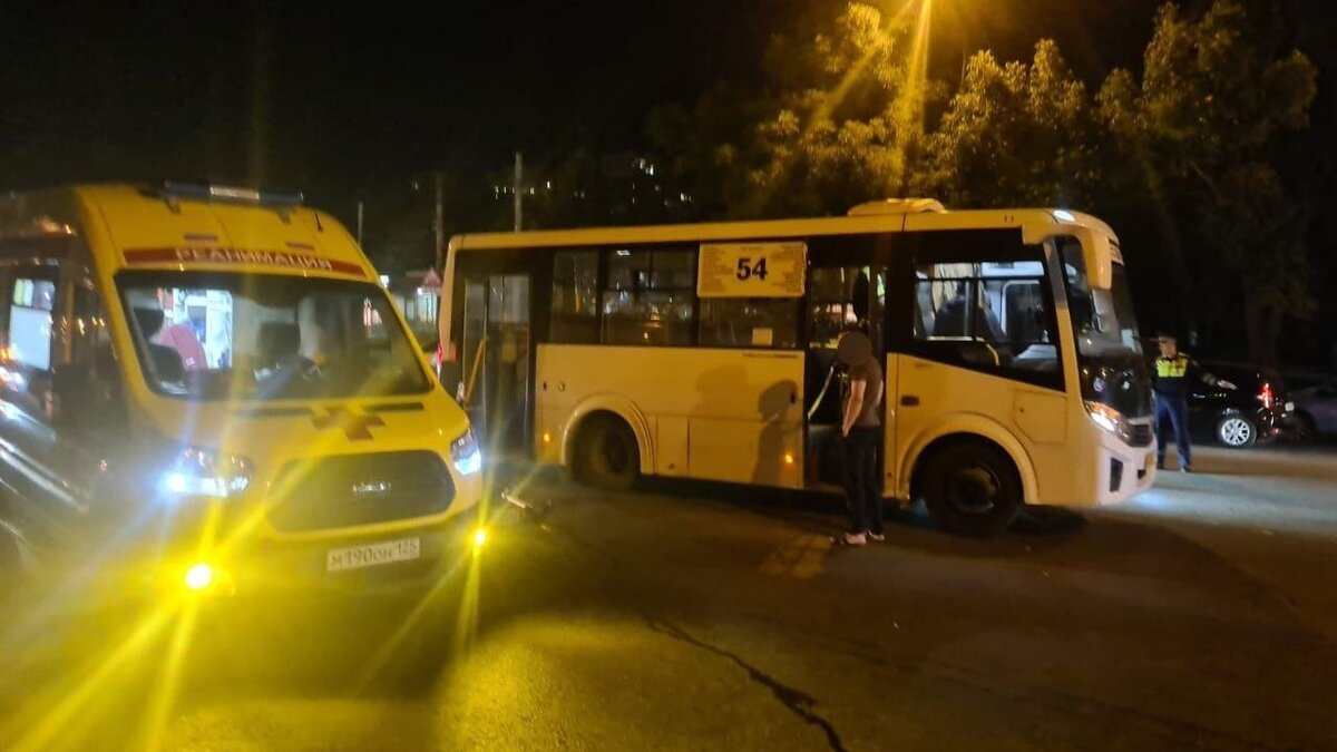     Водитель автобуса сбил двух пьяных мужчин на электросамокате — делом заинтересовалась полиция Владивостока. Сотрудники Госавтоинспекции напомнили, как нужно вести себя за рулем личных транспортных средств.