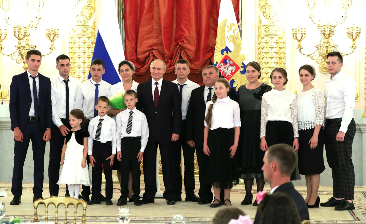 Орден и грамота "Мать героиня" вручаются в торжественном обстановке как правило  Президентом России.