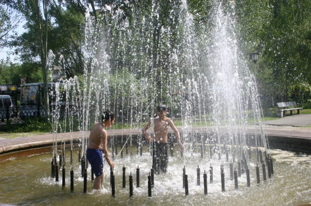    Можно ли купаться в фонтанах в жару?