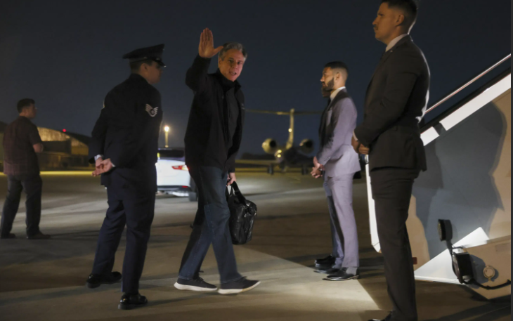 Блинкен прощается перед вылетом в Пекин (фото с сайта apnews.com)