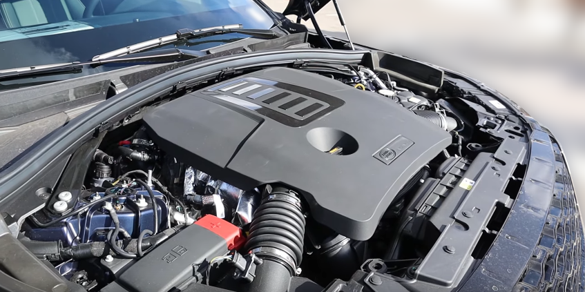 Подкапотное пространство в оснащении Land Rover Range Rover Velar HST 2023 года