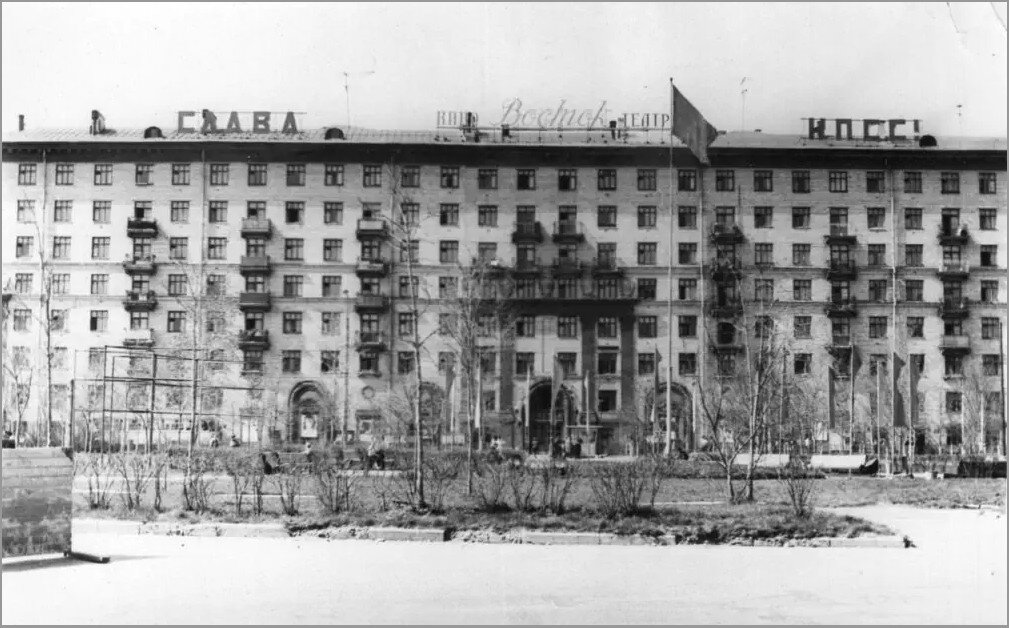 Площадь Академика Курчатова. Вид на кинотеатр «Восток». 1970. Источник: сайт www.pastvu.com