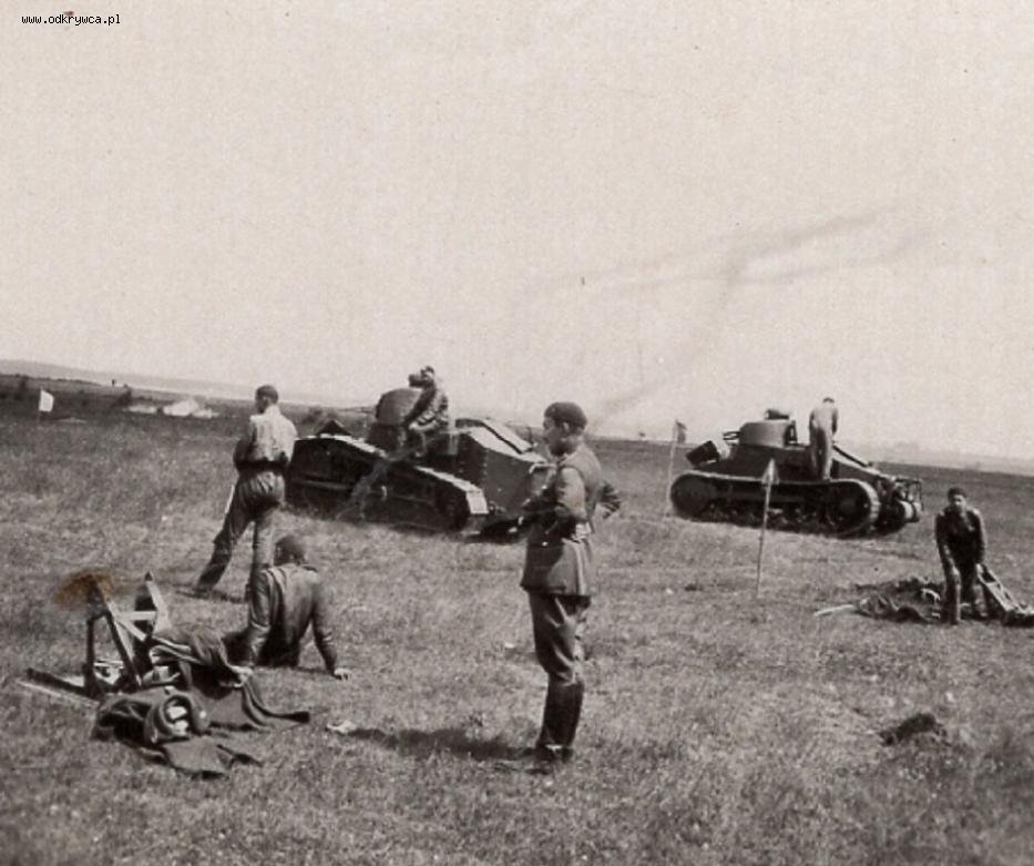 Танки Renault FT и Renault wz.32 на учениях