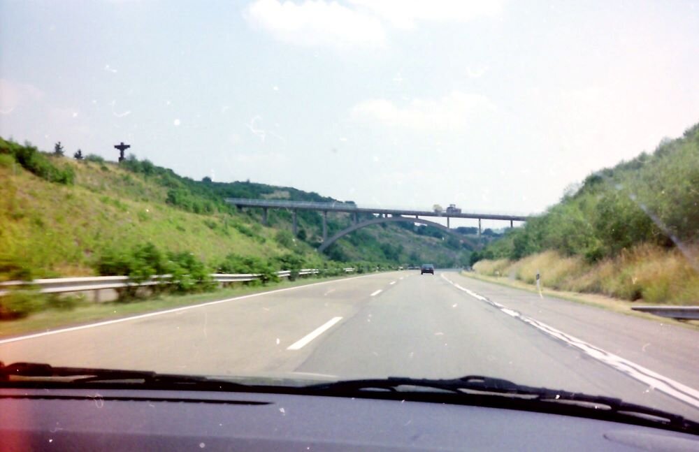 Снимок с публикации не имеет никакого отношения. Из моего архива - дороги ФРГ в 90х годах прошлого столетия.