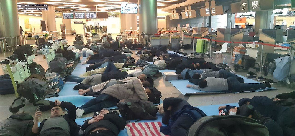 Мигранты в аэропорту. Таджики в аэропорту. Узбекский мигранты в аэропорту. Застряли в аэропорту.