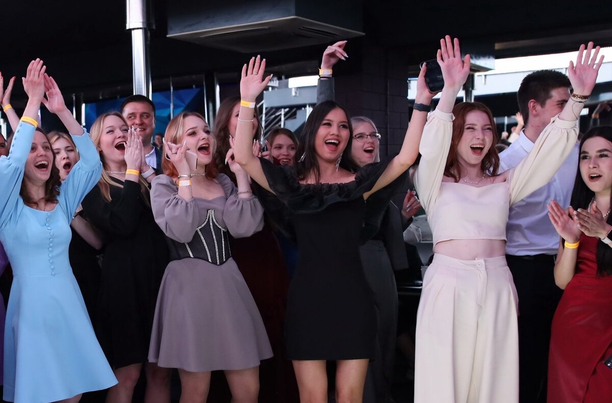    В Нефтеюганске сотни бывших школьников отпраздновали выпускной