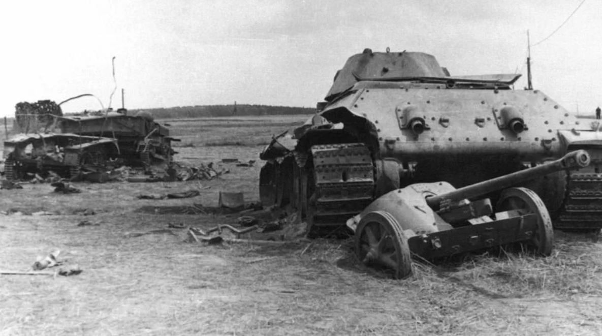 Первые танковые тараны. Т-34 1941-1945. Подбитые танки т-34 лето 1941. Подбитые немецкие танки лето 1941.