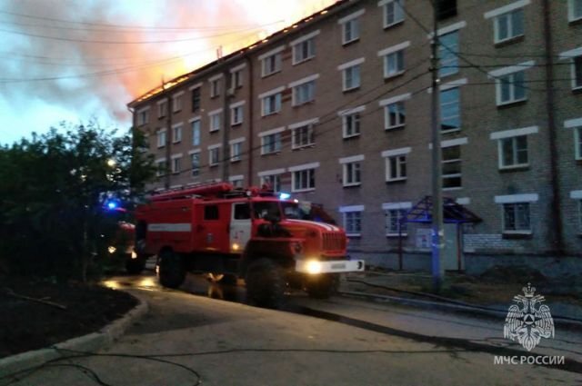    Что известно о пожаре в уральском городе, где вспыхнула крыша общежития?