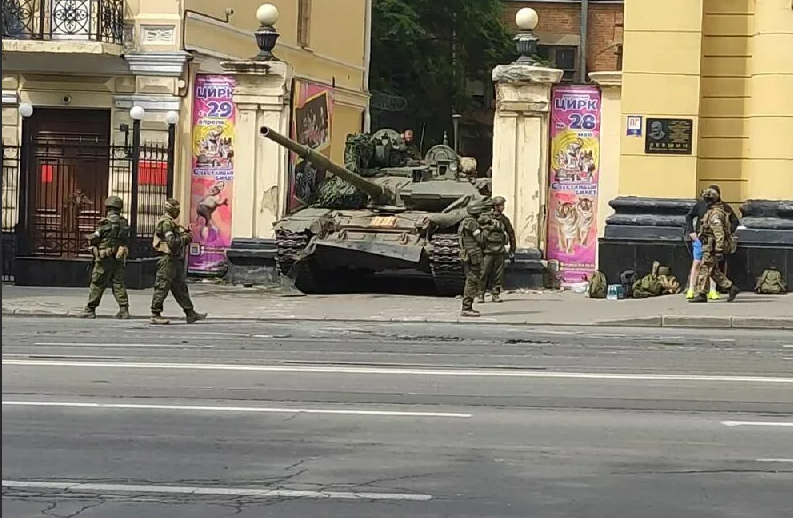 Вагнер сбил. Танк Ростов цирк ЧВК «Вагнер». Танк цирк Ростов-на-Дону. Танк в Ростовском цирке. Танк Вагнера в Ростове.