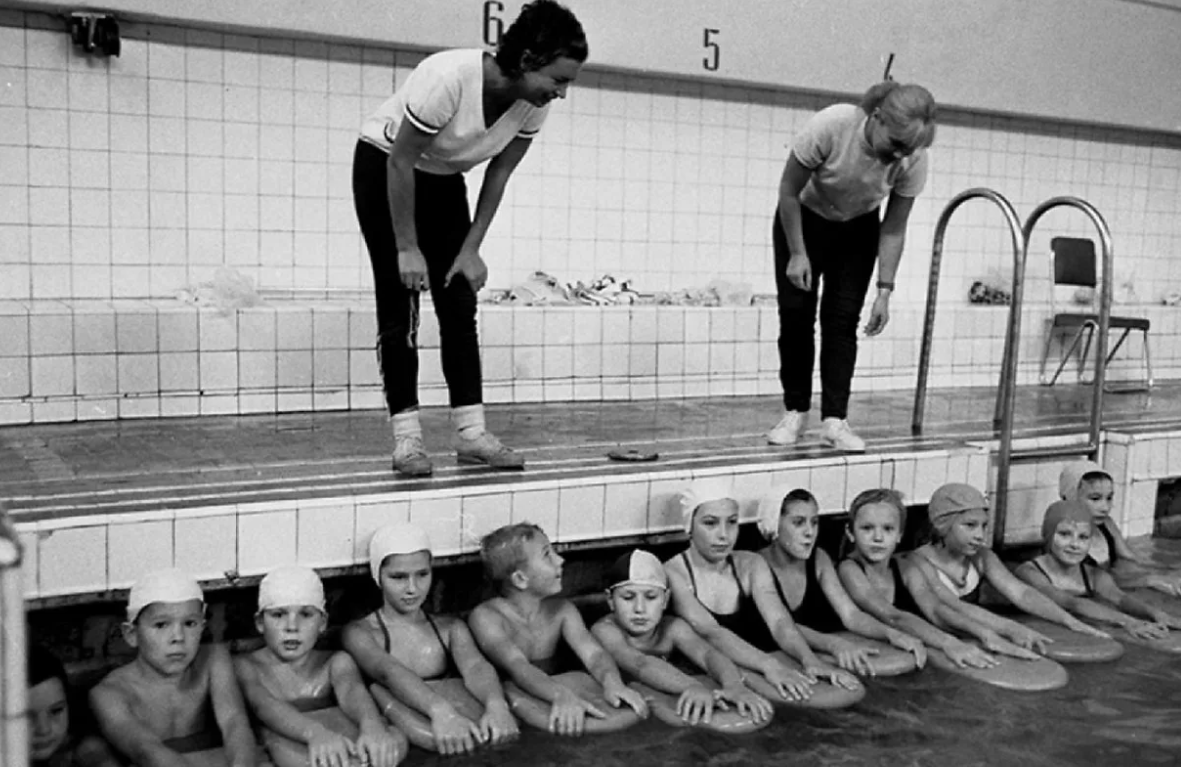 YMCA бассейны 1960. Советские дети в бассейне. Советские школьники в бассейне. Советский бассейн.