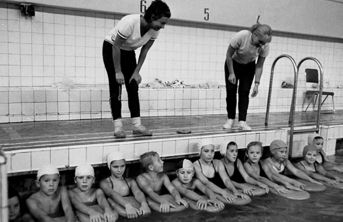 School shower. YMCA бассейны 1960. Советские дети в бассейне. Советские школьники в бассейне. Советский бассейн.