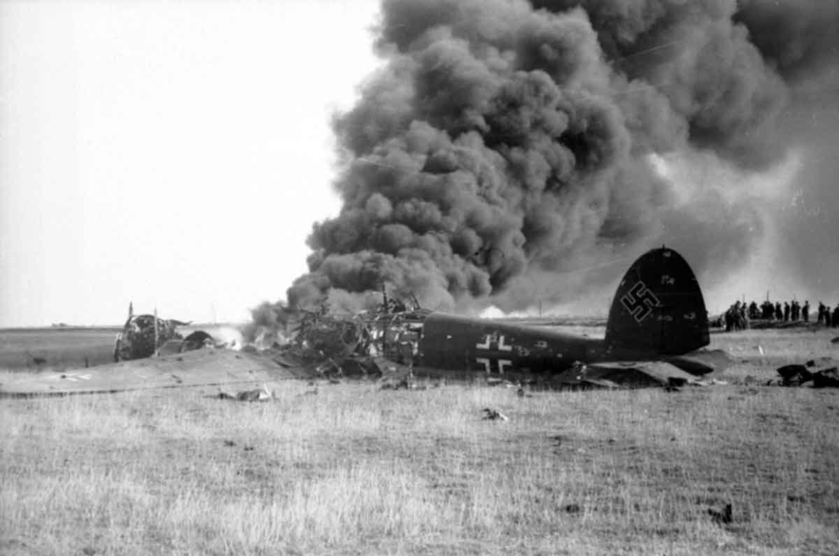 Воздушное нападение противника. Самолеты ВОВ 1941-1945. Воздушный бой Великая Отечественная 1941-1945. Уничтоженный немецкий самолет 1941-1945. Разбитые аэродромы СССР 1941.